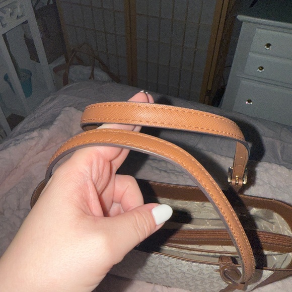 Michael Kors Medium Walsh Multifunction Tote in Vanilla - Picture 6 of 10